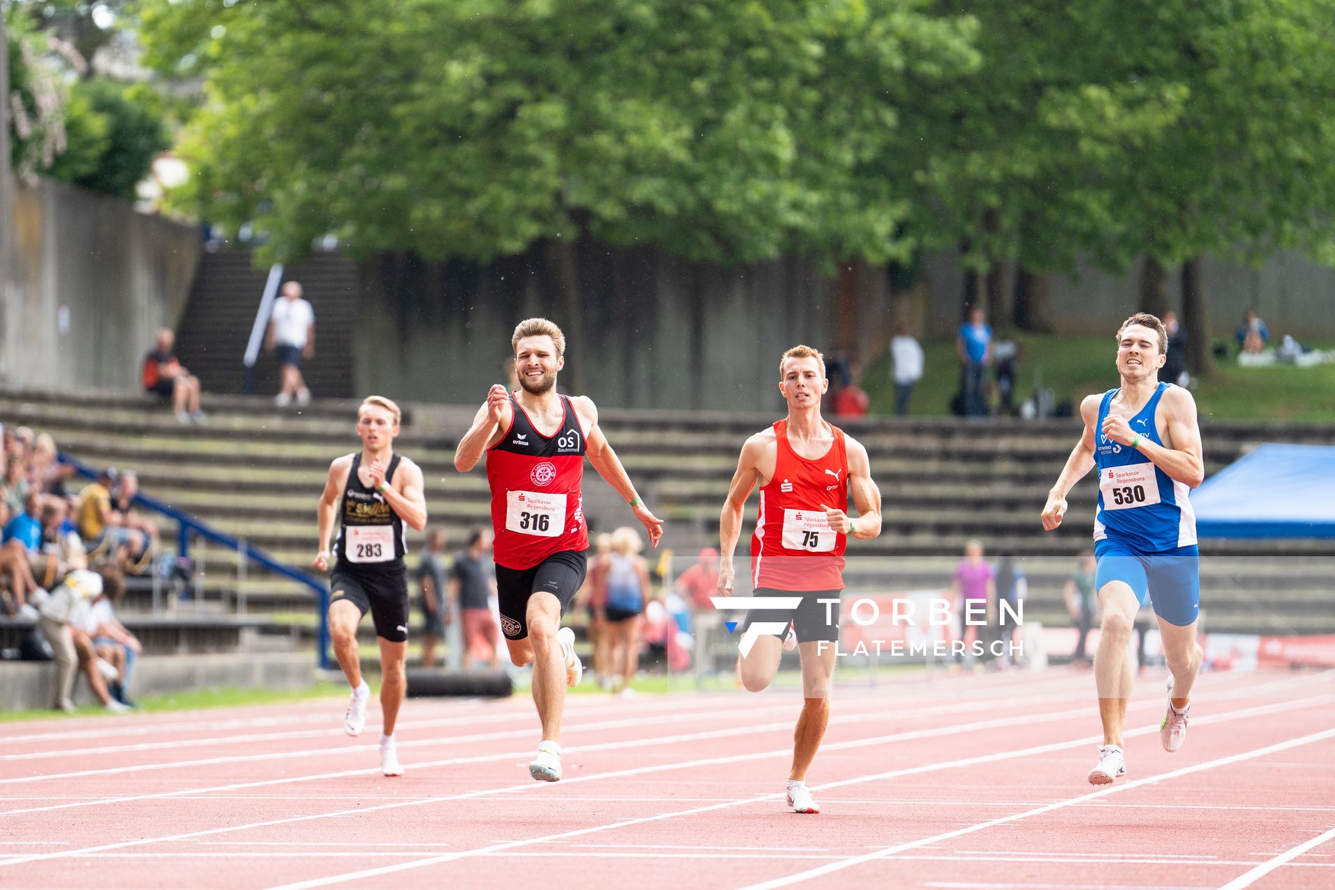 Vincente Graiani (LG Stadtwerke Muenchen), Fabian Dammermann (LG Osnabrueck), Jonas Breitkopf (LG Olympia Dortmund) und Torben Junker (TV Wattenscheid 01) auf der Zielgeraden ueber 400m am 04.06.2022 waehrend der Sparkassen Gala in Regensburg